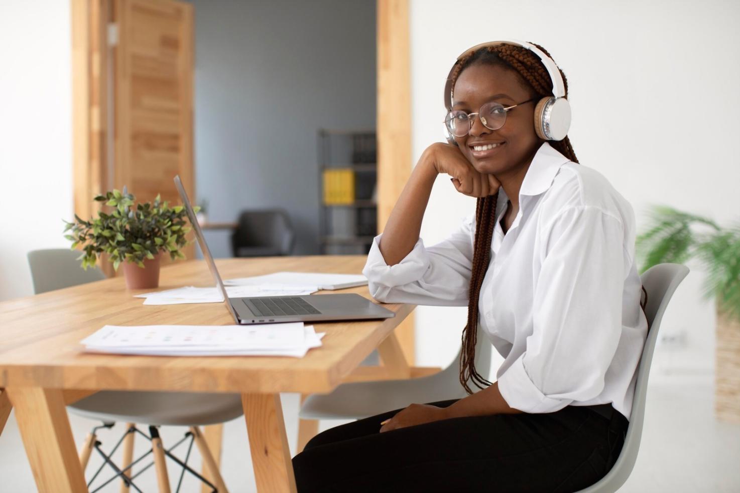 Espacio de trabajo colaborativo con emprendedores analizando estrategias financieras