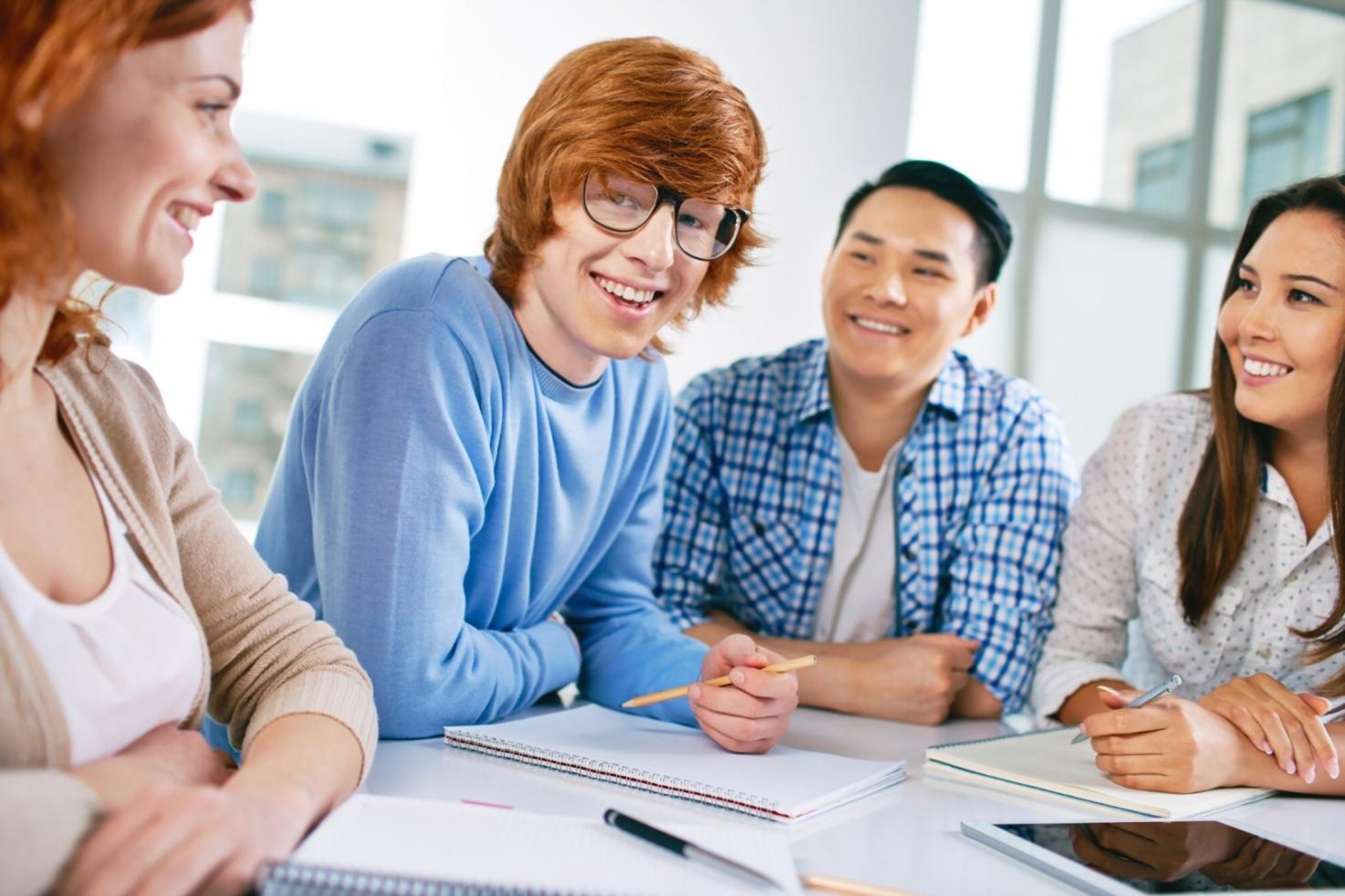 Equipo trabajando en estrategia de crecimiento financiero